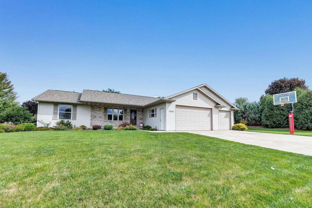 Photo of 2326 Olde Country CIRCLE, Kaukauna, WI 54130 (MLS # 50314781)