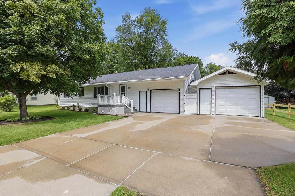 Photo of 1920 Carey STREET, Wisconsin Rapids, WI 54495 (MLS # 22603166)