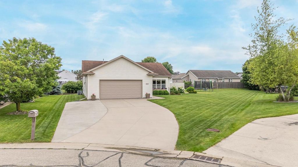 Photo of 2315 Meadow Flower COURT, Neenah, WI 54956 (MLS # 50328568)