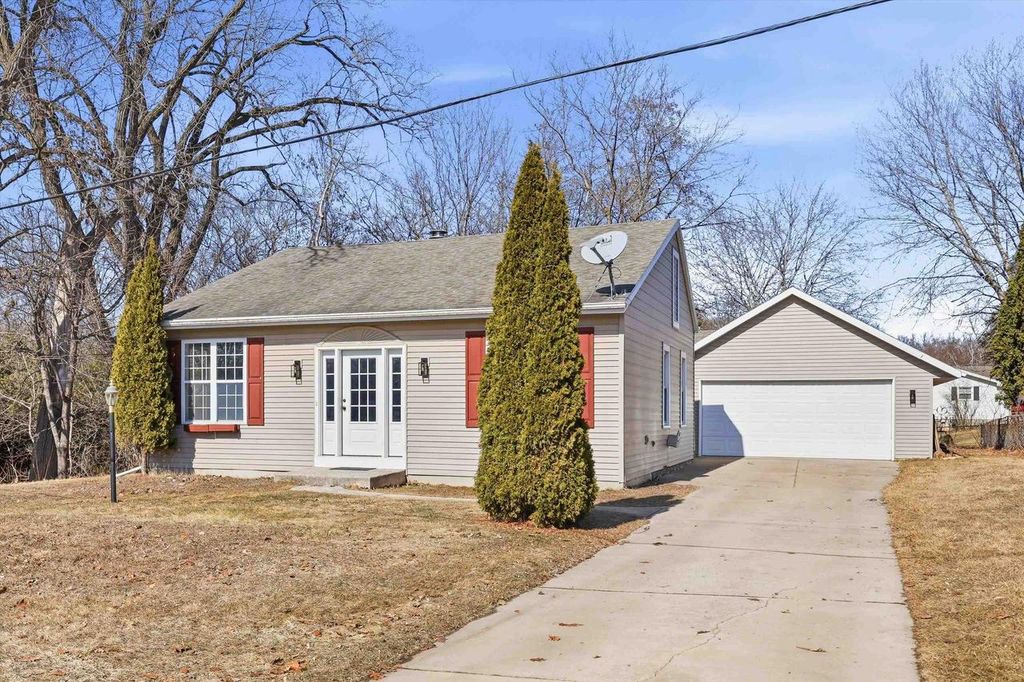 Photo of 2305 Hillside LANE, Green Bay, WI 54302 (MLS # 50321924)