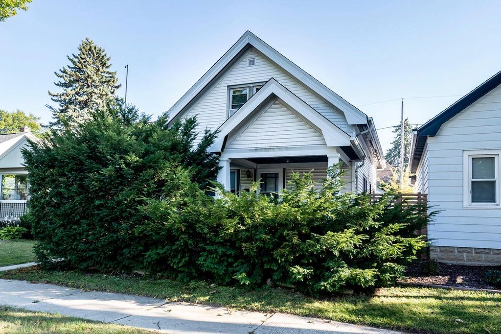 Photo of 1005 E Holt AVENUE, Milwaukee, WI 53207 (MLS # 1937479)