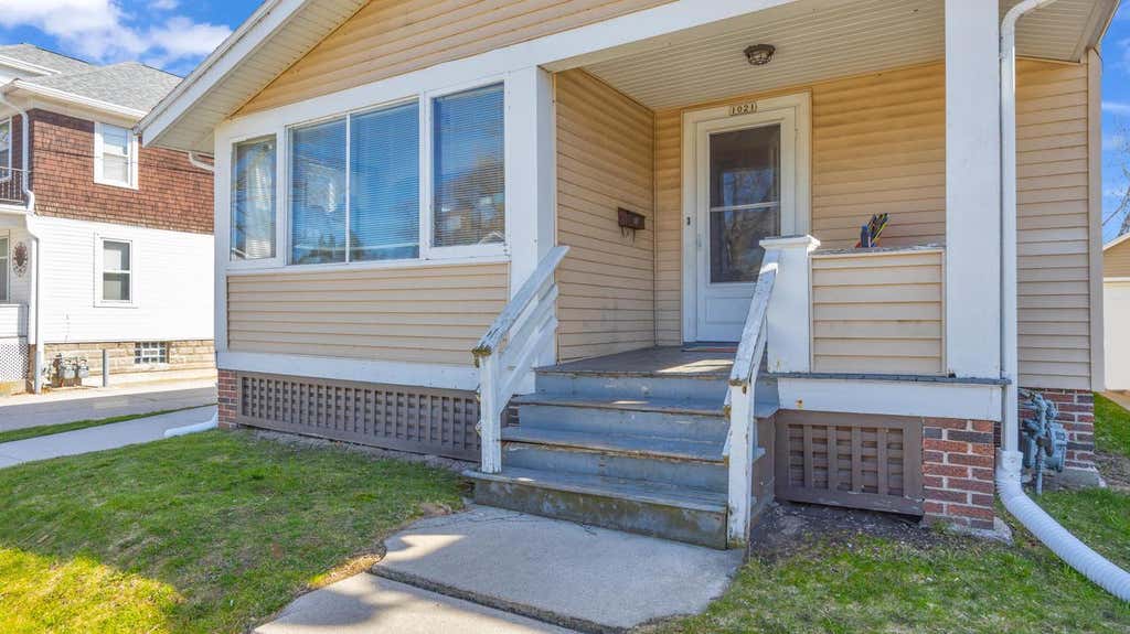 Photo of 1019 Bluff AVENUE #1021, Sheboygan, WI 53081 (MLS # 1972728)
