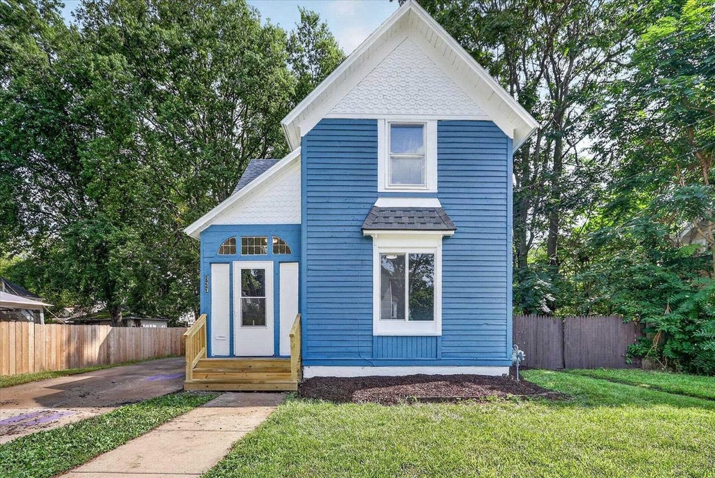 Photo of 823 Oak STREET, Beloit, WI 53511 (MLS # 2032041)