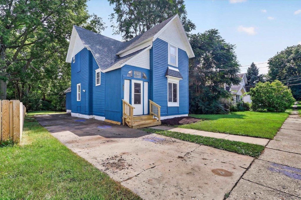 Photo of 823 Oak STREET, Beloit, WI 53511 (MLS # 2032041)