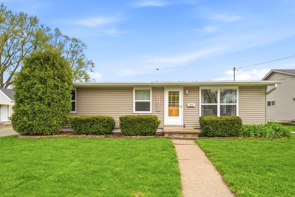 Photo of 920 N Lark STREET, Oshkosh, WI 54902 (MLS # 50324602)