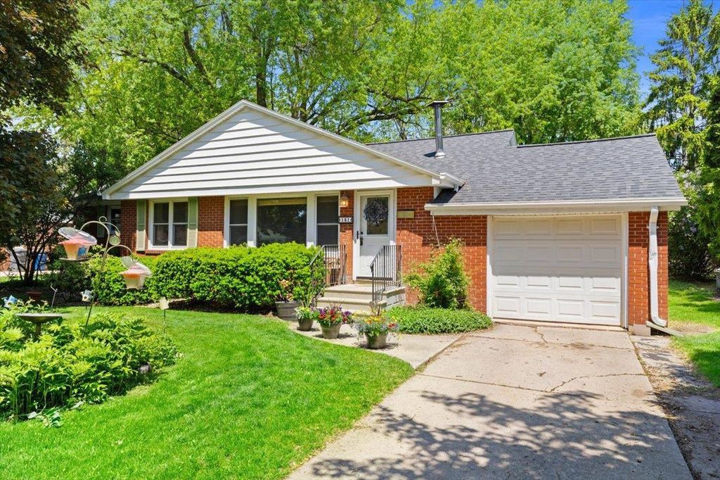 Photo of 151 E Briar LANE, Green Bay, WI 54301 (MLS # 50326199)