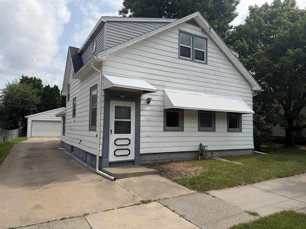 Photo of 928 Harney AVENUE, Oshkosh, WI 54901 (MLS # 50329573)