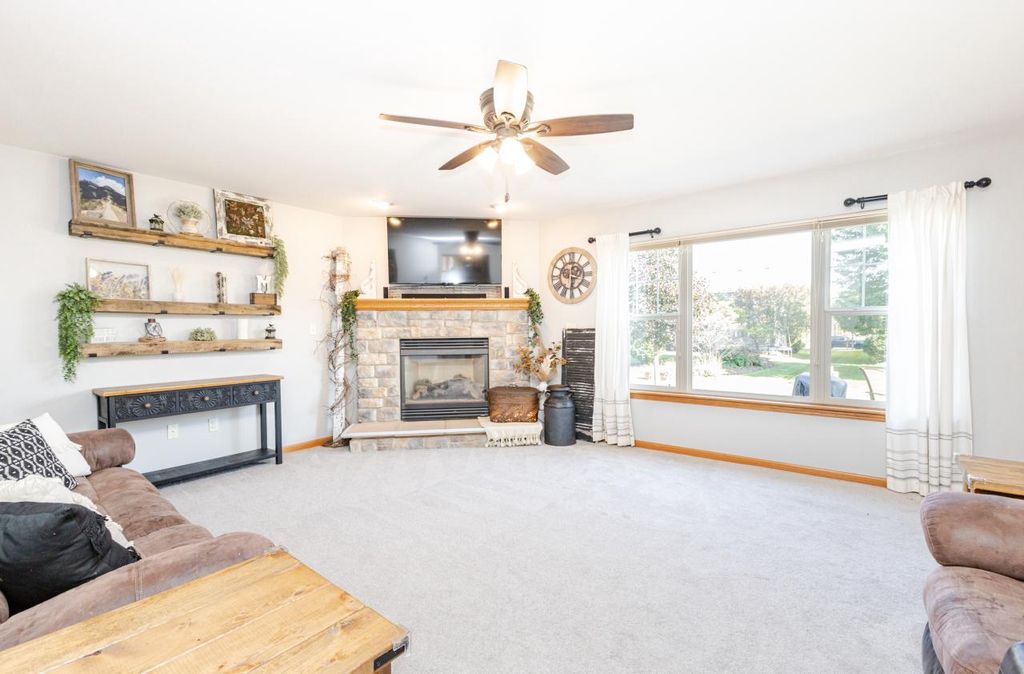 Photo of 3823 Valley Creek DRIVE, Waukesha, WI 53189 (MLS # 1938231)