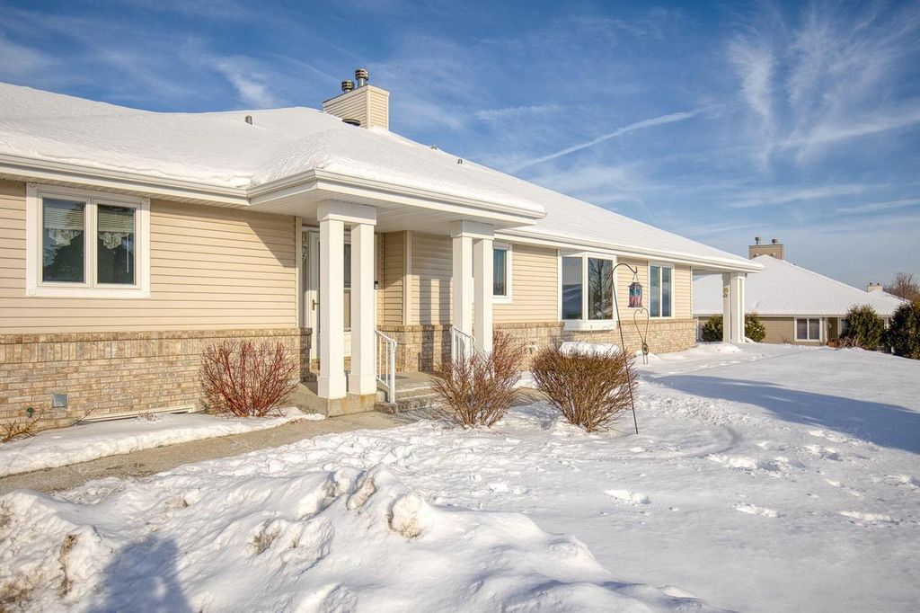 Photo of N78W17396 Wildwood DRIVE #4-2, Menomonee Falls, WI 53051 (MLS # 1945326)