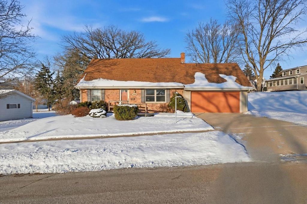 Photo of 465 Dardis DRIVE, Burlington, WI 53105 (MLS # 1947303)