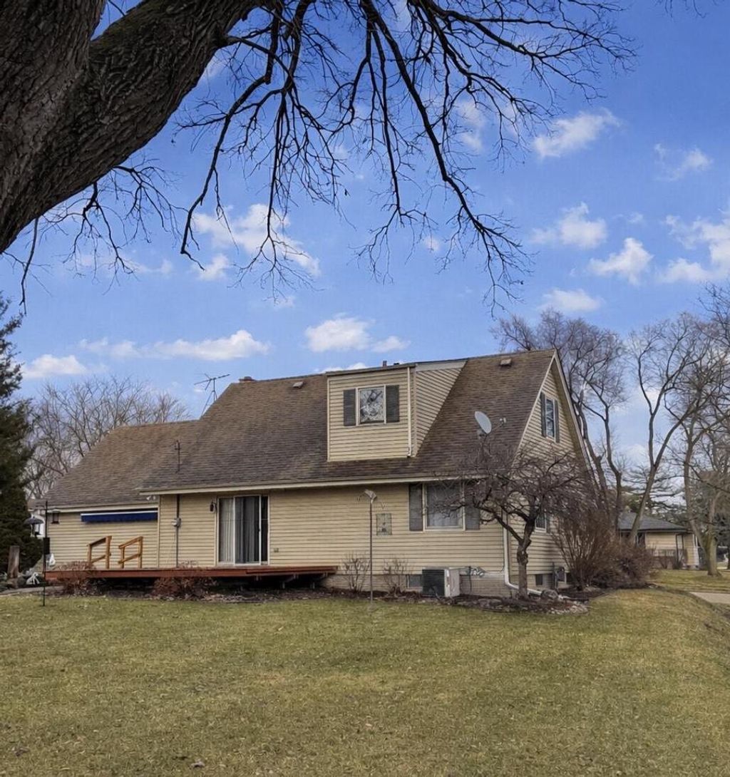 Photo of 465 Dardis DRIVE, Burlington, WI 53105 (MLS # 1947303)