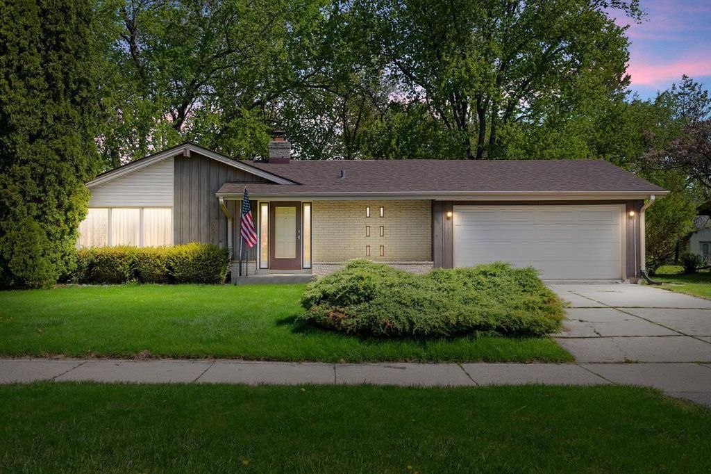 Photo of 524 E Forest Hill AVENUE, Oak Creek, WI 53154 (MLS # 1960985)