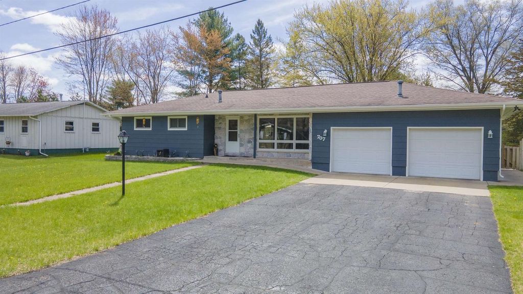 Photo of 707 Sunset DRIVE, Redgranite, WI 54970 (MLS # 50322616)