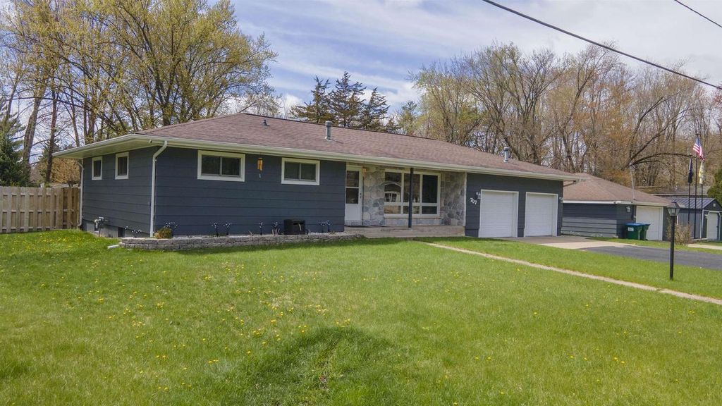 Photo of 707 Sunset DRIVE, Redgranite, WI 54970 (MLS # 50322616)