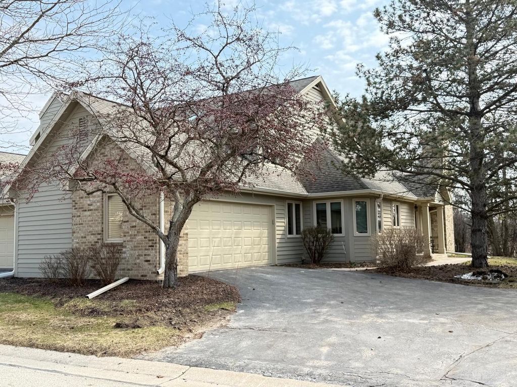 Photo of N21W24093 Dorchester DRIVE #16D, Pewaukee, WI 53072 (MLS # 1955505)