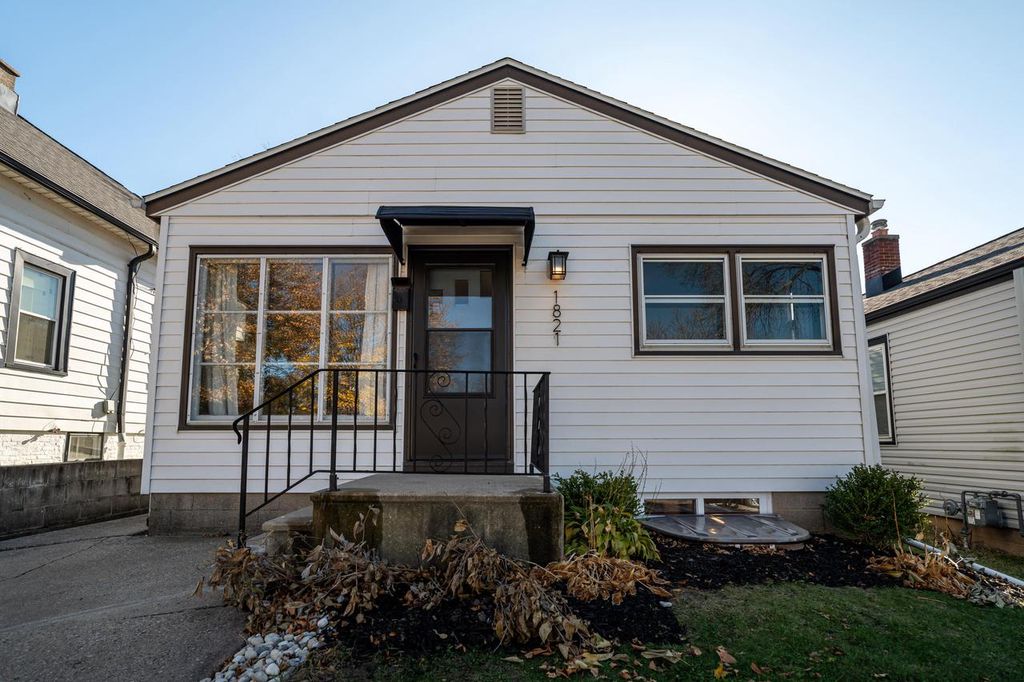 Photo of 1821 E Euclid AVENUE, Milwaukee, WI 53207 (MLS # 1943485)