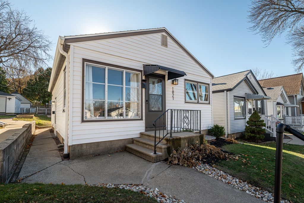 Photo of 1821 E Euclid AVENUE, Milwaukee, WI 53207 (MLS # 1943485)
