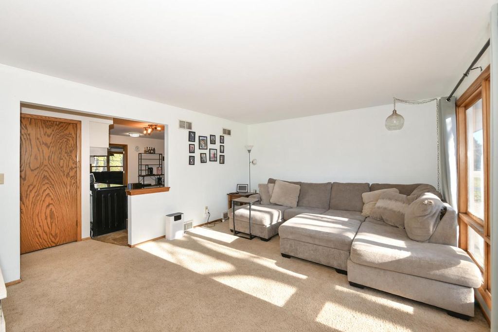 Photo of 1636 W Fairfield COURT, Glendale, WI 53209 (MLS # 1946860)