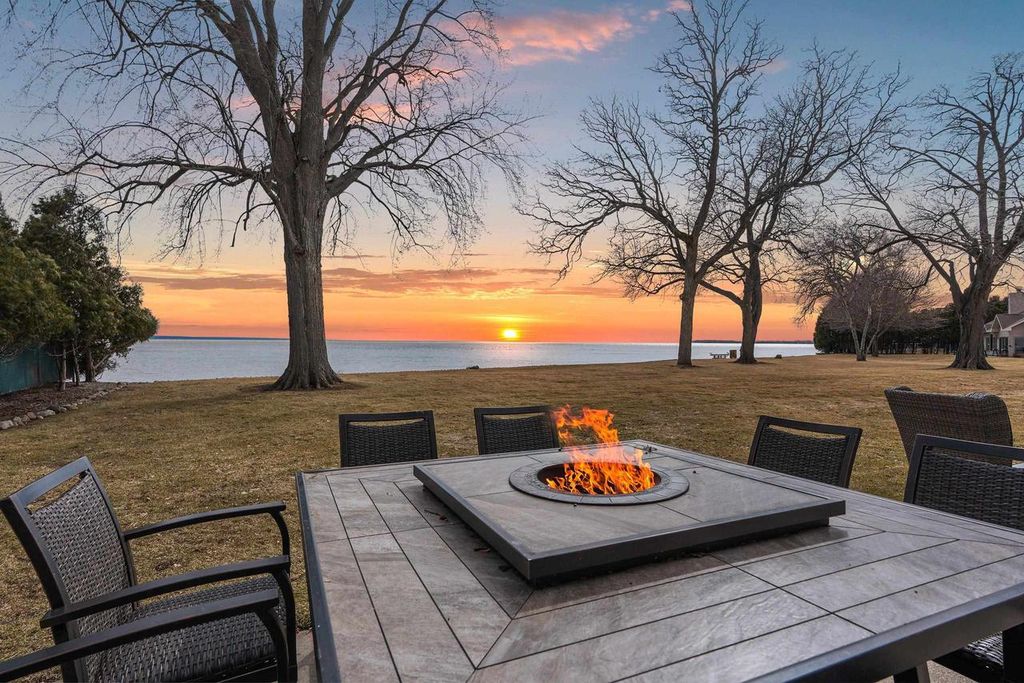 Photo of 957 Brighton DRIVE, Menasha, WI 54952 (MLS # 50322445)