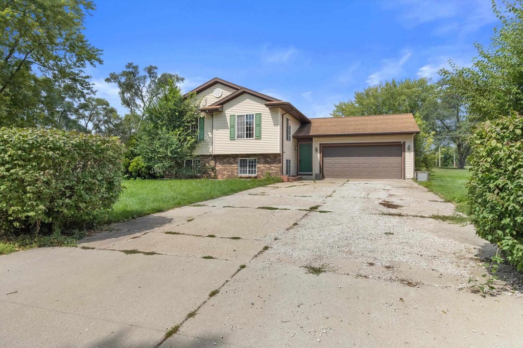 Photo of 325 W Rice DRIVE, Beloit, WI 53511 (MLS # 2030706)