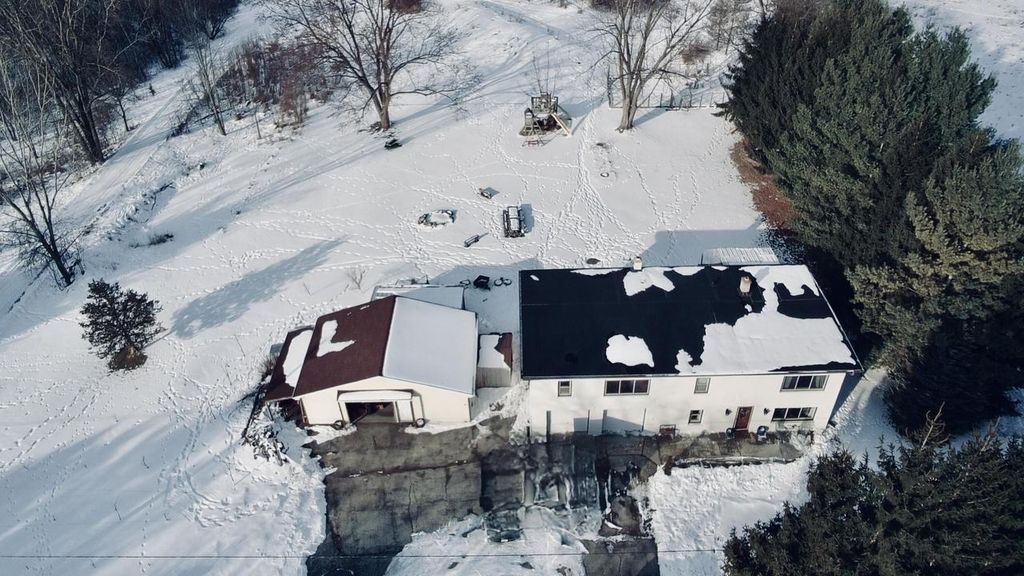 Photo of 311 S Lapham Peak ROAD, Delafield, WI 53018 (MLS # 1949835)