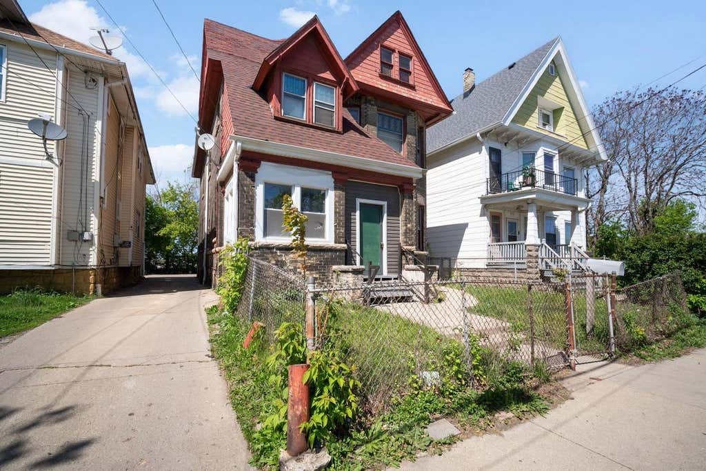 Photo of 2000 W Pierce STREET, Milwaukee, WI 53204 (MLS # 1968000)