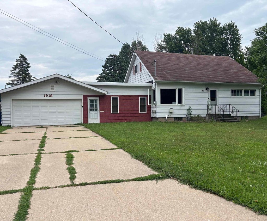 Photo of 1918 Alaska STREET, Oshkosh, WI 54902 (MLS # 50330521)