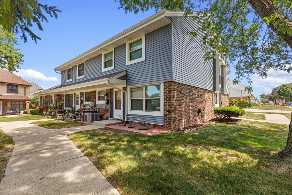 Photo of 1924 W Salem STREET, Milwaukee, WI 53221 (MLS # 1971355)