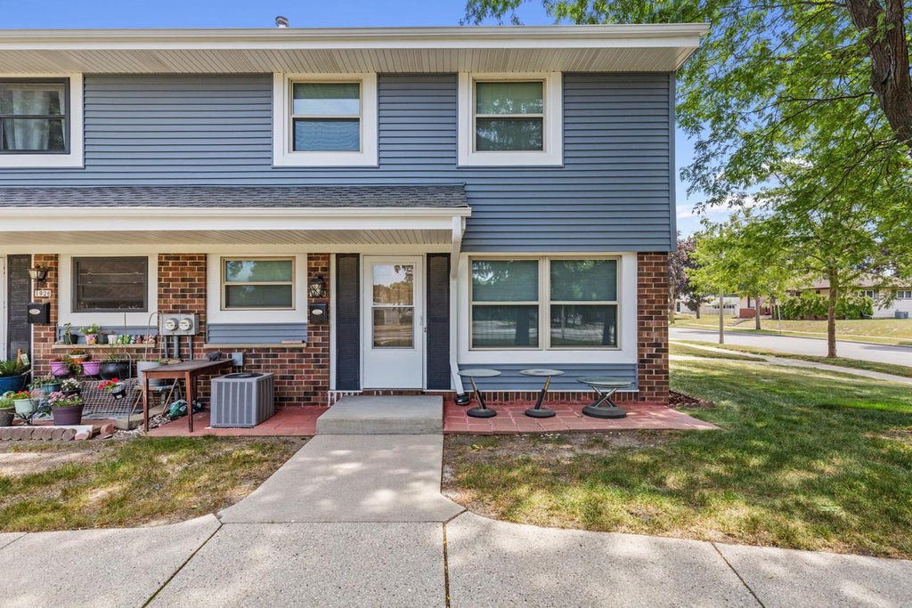 Photo of 1924 W Salem STREET, Milwaukee, WI 53221 (MLS # 1971355)
