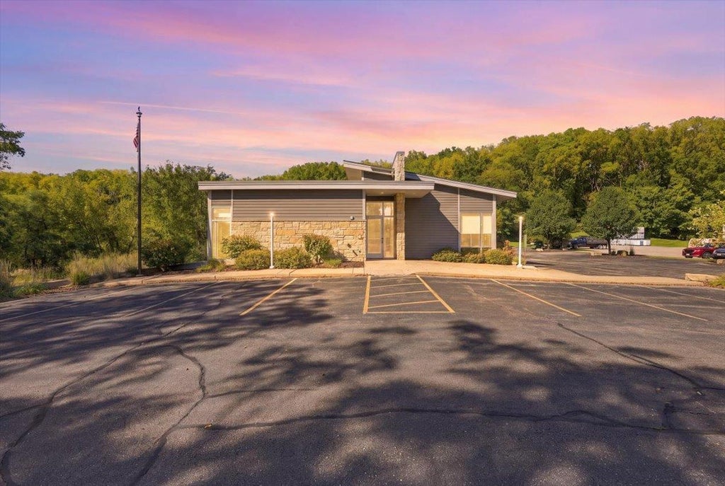 Photo of 6264 Nesbitt ROAD, Fitchburg, WI 53719 (MLS # 2033476)