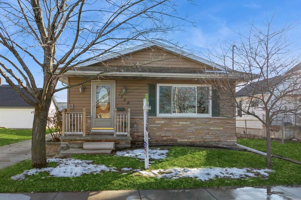 Photo of 1309 Graham AVENUE, Oshkosh, WI 54902 (MLS # 50321156)