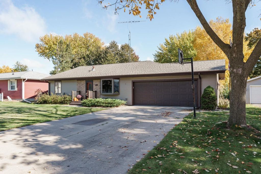 Photo of 1117 W Circle DRIVE, Beaver Dam, WI 53916 (MLS # 1941570)