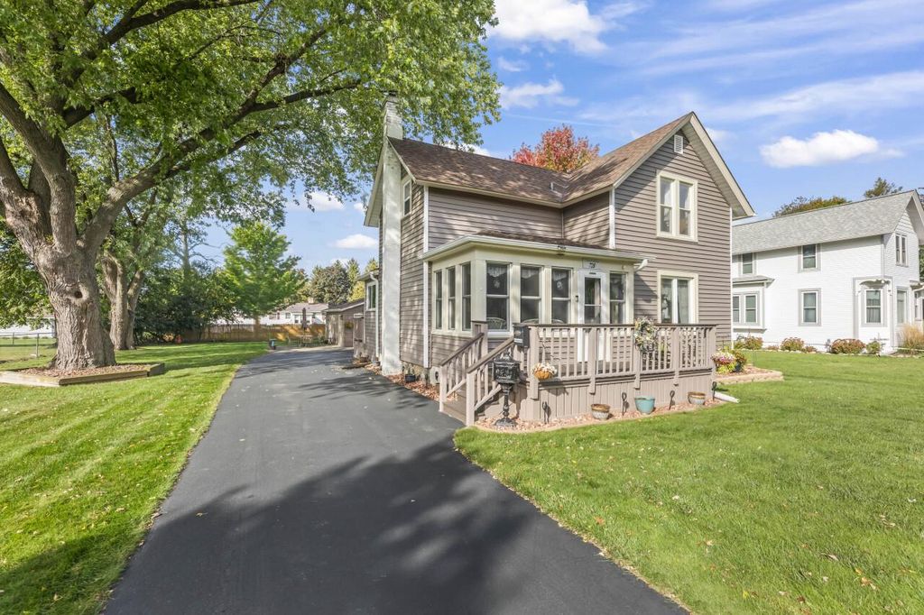 Photo of 728 State STREET, Oconomowoc, WI 53066 (MLS # 1939347)