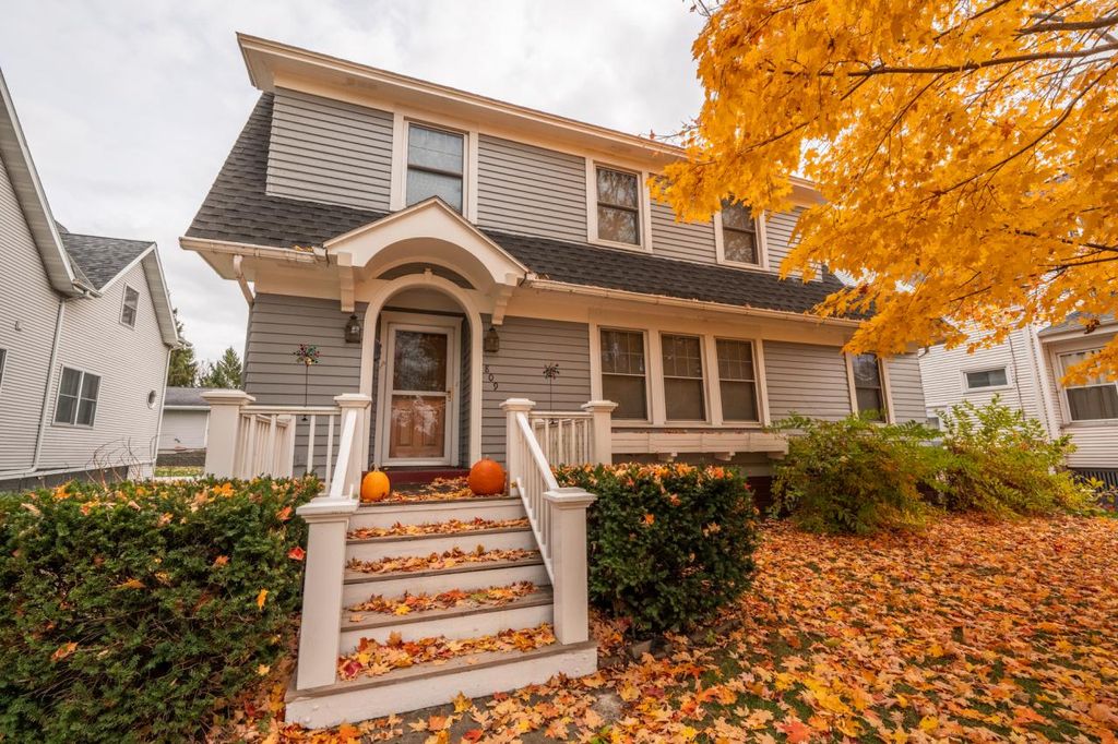 Photo of 809 Richards AVENUE, Watertown, WI 53094 (MLS # 1942707)