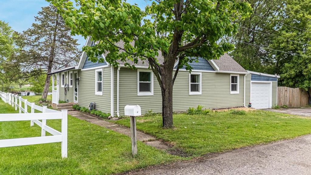 Photo of 33 Island DRIVE, Montello, WI 53949 (MLS # 50325813)