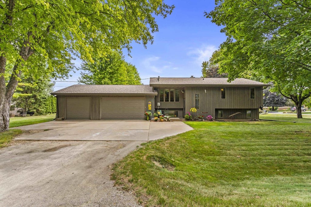 Photo of 1261 Gavin ROAD, Neenah, WI 54956 (MLS # 50331320)