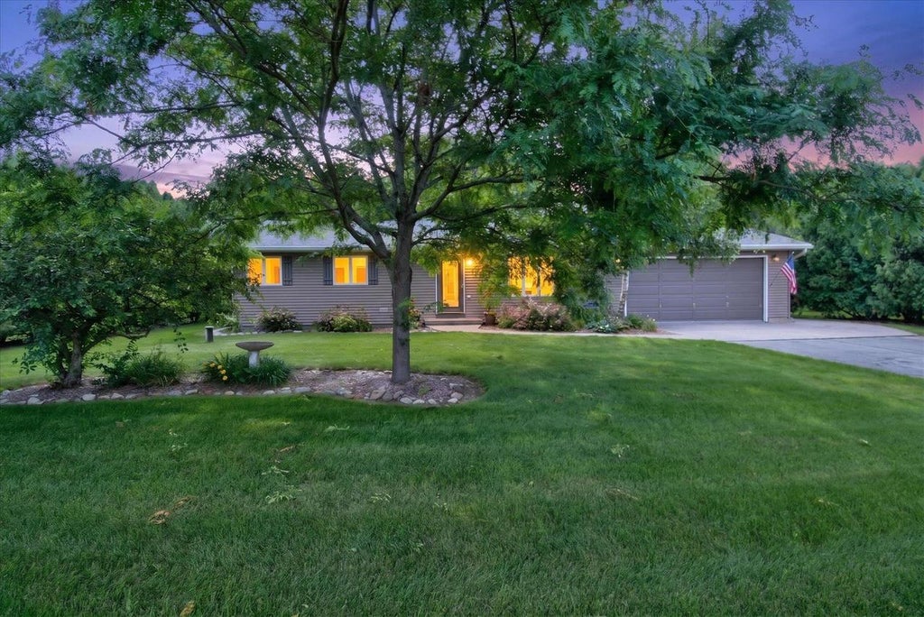 Photo of 6702 N Abey COURT, Evansville, WI 53536 (MLS # 2026388)