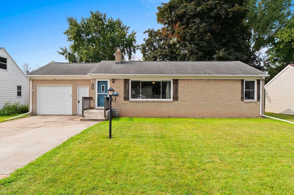 Photo of 1428 Hastings STREET, Green Bay, WI 54301 (MLS # 50330940)
