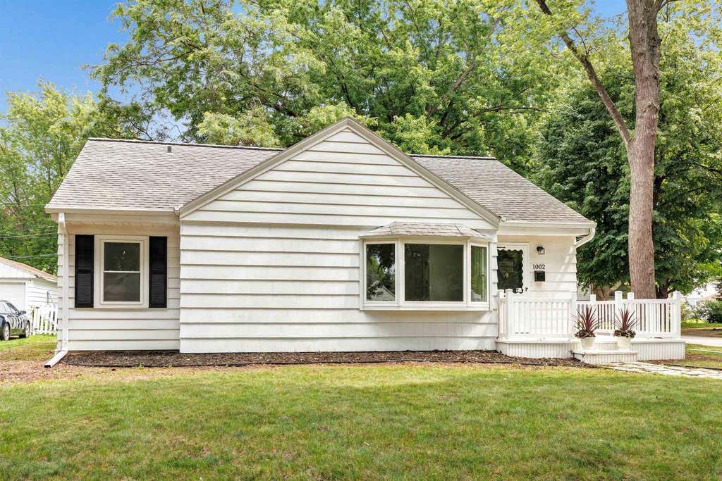 Photo of 1002 Winford AVENUE, Green Bay, WI 54303 (MLS # 50328845)