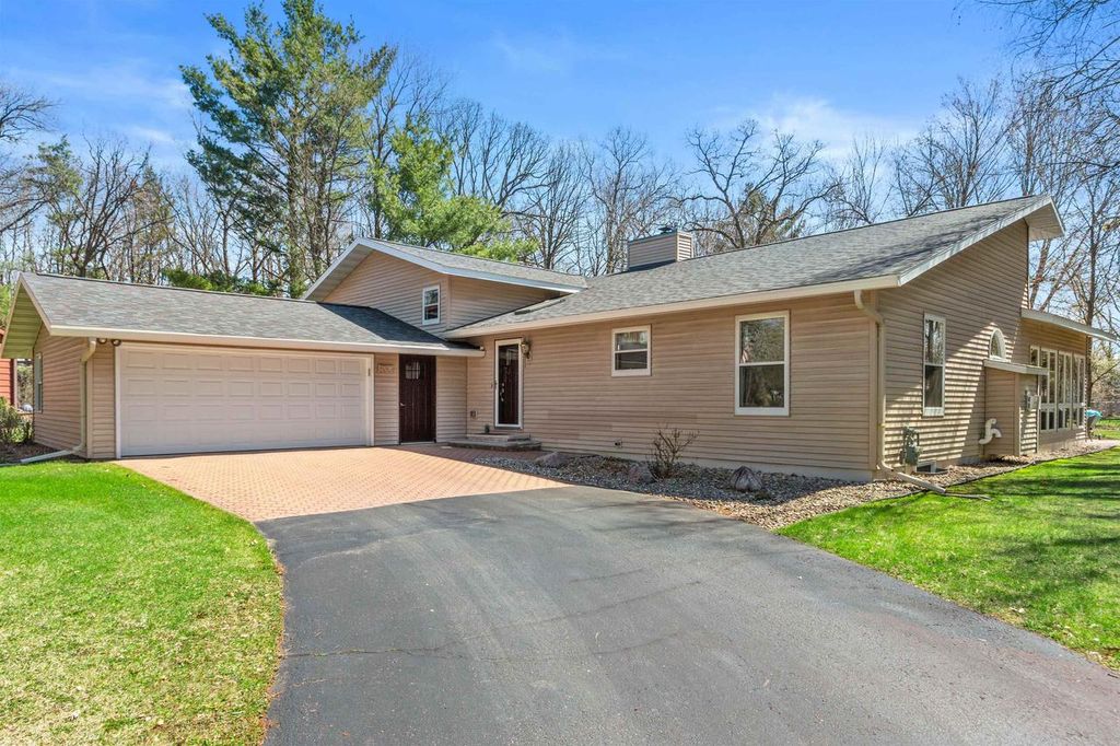 Photo of 530 Canterbury DRIVE, Plover, WI 54467 (MLS # 22601609)