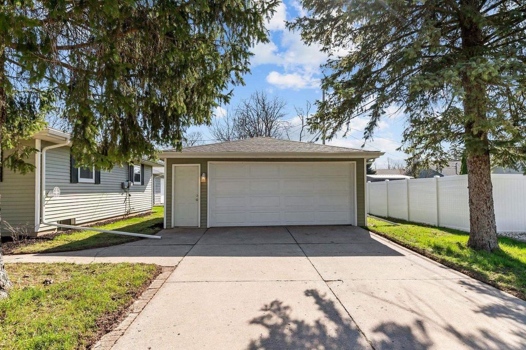 Photo of 1031 W Roberts AVENUE, Appleton, WI 54914 (MLS # 50324038)