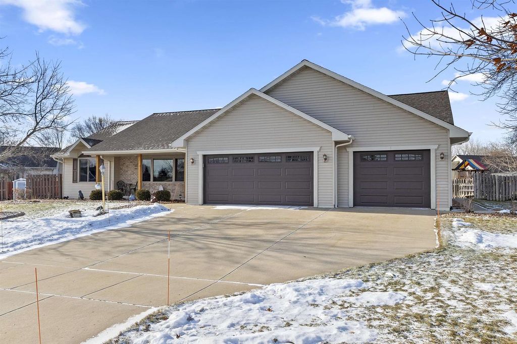 Photo of 1615 Shallow Creek COURT, Green Bay, WI 54313 (MLS # 50320020)