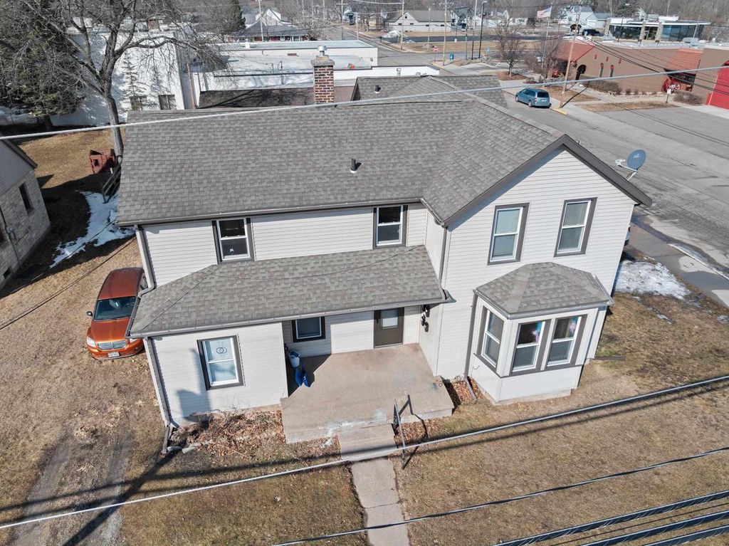 Photo of 36 S Clinton AVENUE, Clintonville, WI 54929 (MLS # 50321281)