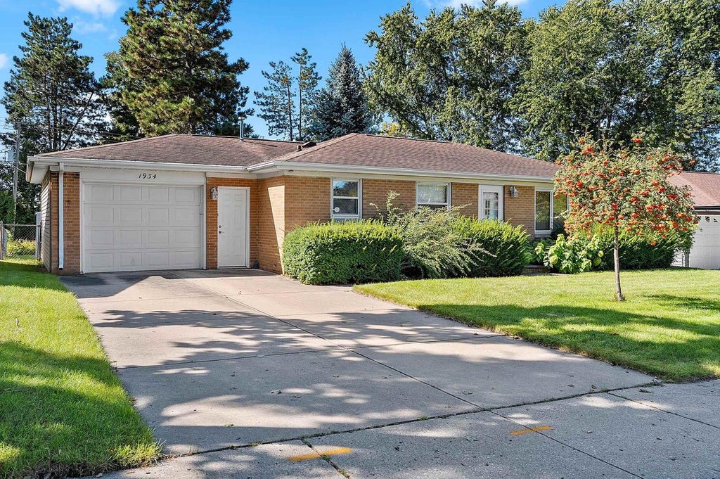 Photo of 1934 Debra LANE, Green Bay, WI 54302 (MLS # 50332840)