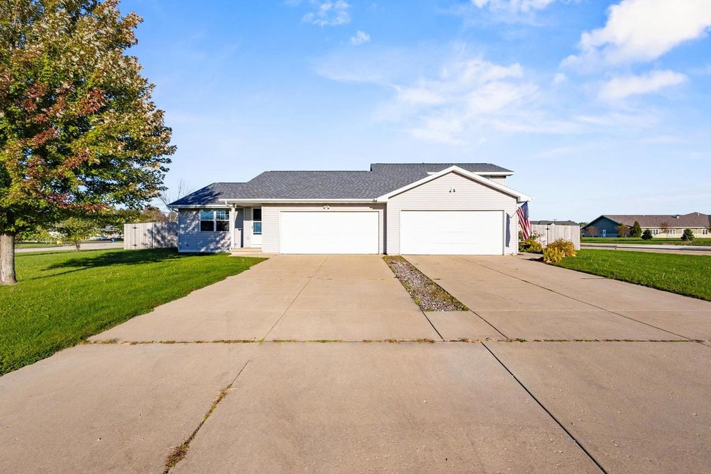 Photo of 2633 van View STREET, Green Bay, WI 54311 (MLS # 50333857)