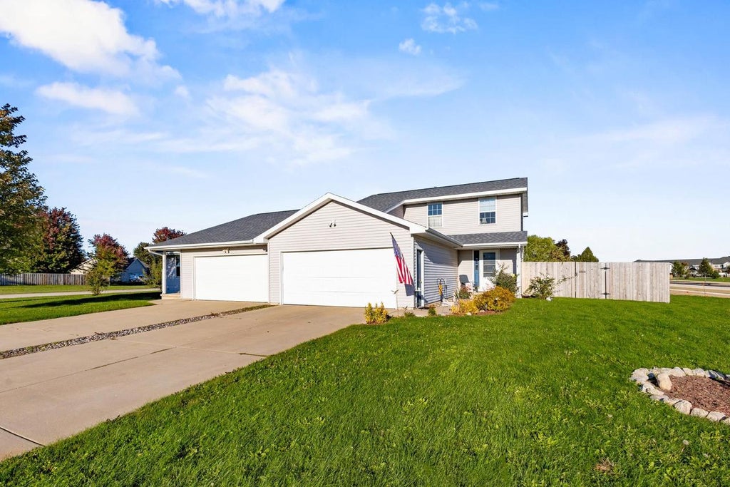Photo of 2633 van View STREET, Green Bay, WI 54311 (MLS # 50333857)