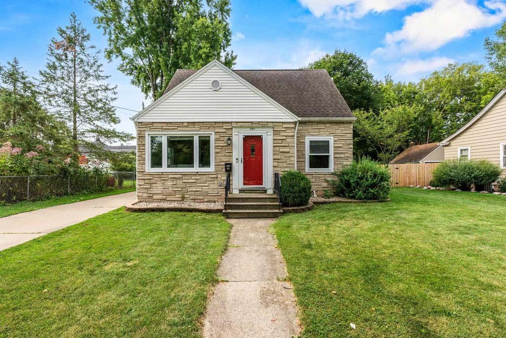 Photo of 423 E Harrison STREET, Appleton, WI 54915 (MLS # 50330839)