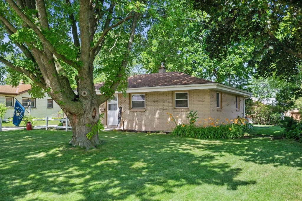 Photo of 6830 W Plainfield AVENUE, Greenfield, WI 53220 (MLS # 1969881)