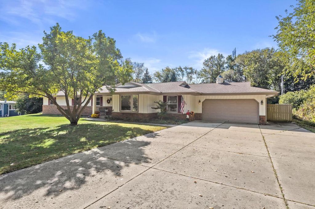 Photo of N61W16085 Hawthorne DRIVE, Menomonee Falls, WI 53051 (MLS # 1938300)