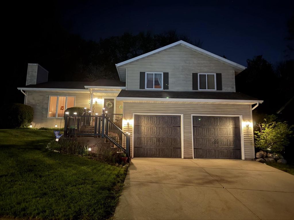 Photo of 204 Cambridge AVENUE, Waukesha, WI 53188 (MLS # 1960778)